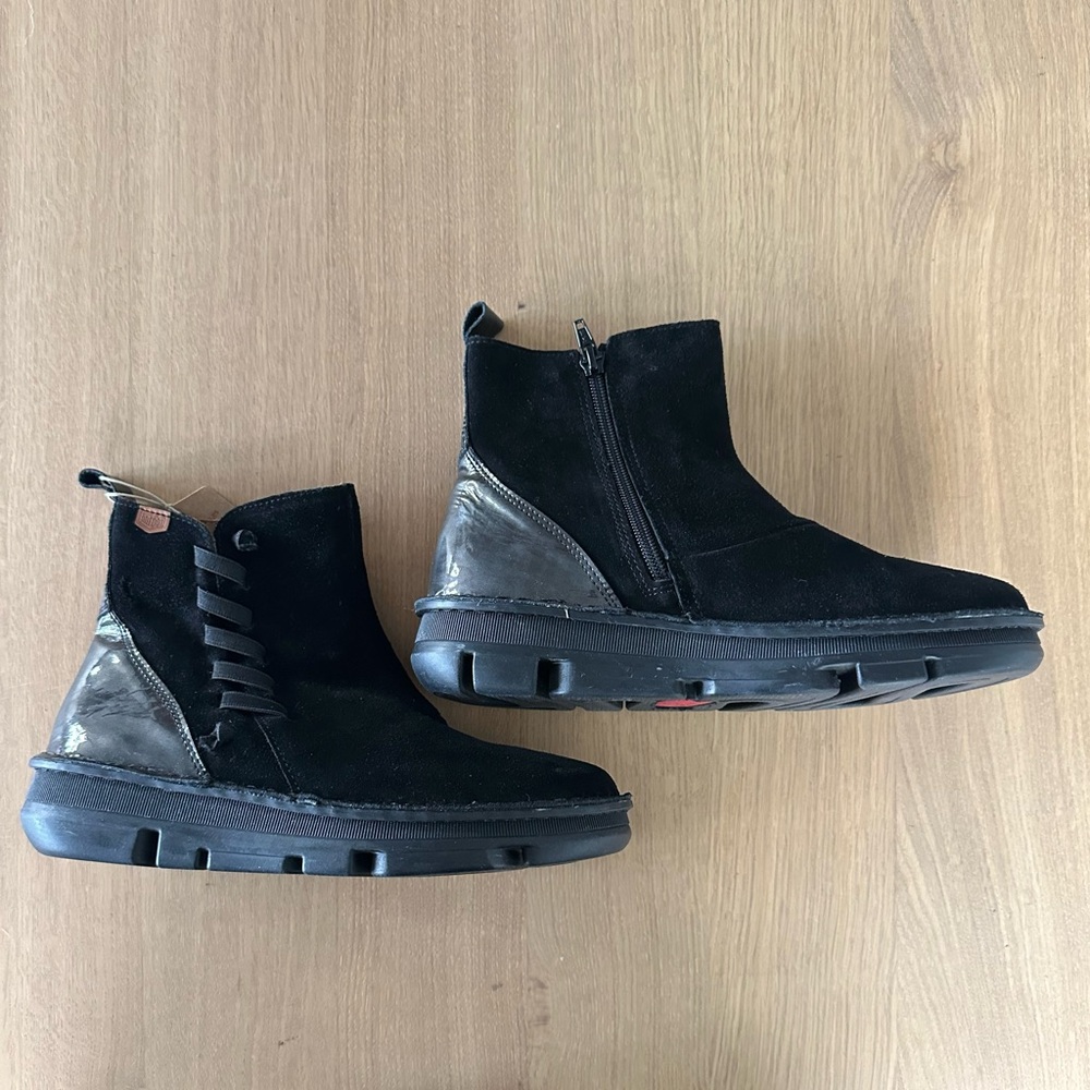 On Foot Black Ankle Boots for Women - Picture 5 of 10